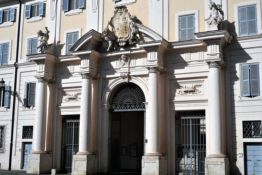 Bazilika svaté Cecílie v Tratevere - vstupní portál