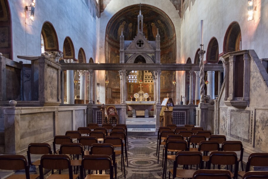 Interiér baziliky Santa Maria in Cosmedin