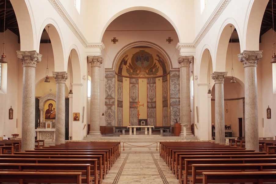 Interiér kostela svatého Anselma